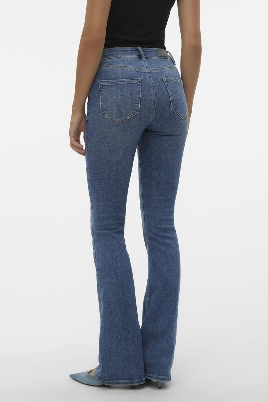 Jean évasé bleu moyen de VERO MODA, avec poches arrière et ourlet bootcut.