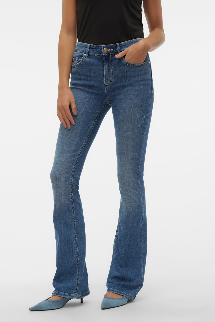 Jean évasé en denim bleu moyen de VERO MODA®, avec un style décontracté et une coupe flatteuse.

