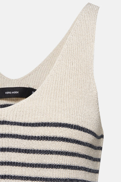 Top beige à fines rayures, de VERO MODA, en tricot scintillant et détail de l'étiquette de la marque.