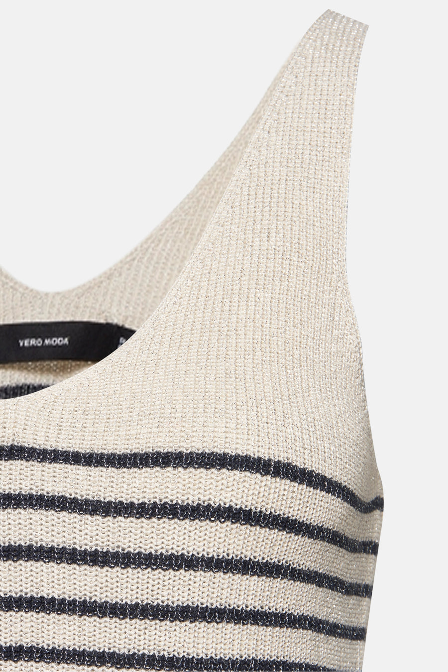 Top beige à fines rayures, de VERO MODA, en tricot scintillant et détail de l'étiquette de la marque.