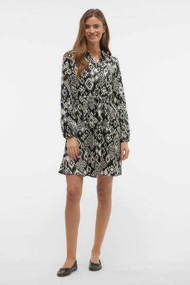 Robe midi noire à motifs géométriques de VERO MODA, avec ceinture à nouer et manches longues.