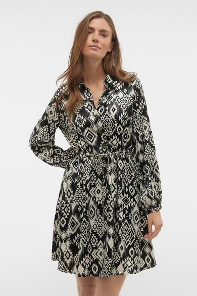 Robe midi noire de VERO MODA® avec motif géométrique et ceinture fine.