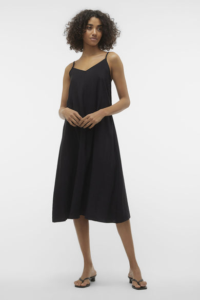 Zwarte midi-jurk van VERO MODA®, met subtiele textuur en dunne bandjes.