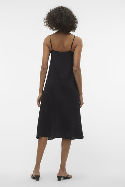 Zwarte midi-jurk van VERO MODA®, rechte pasvorm met dunne bandjes en subtiele textuur.