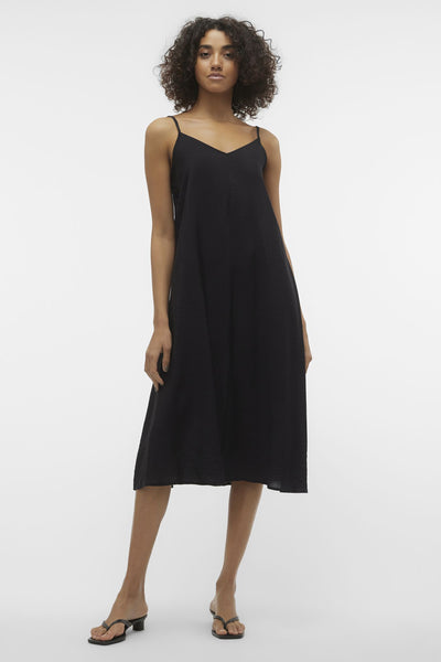 Zwarte midi-jurk van VERO MODA, met dunne bandjes en een licht gekreukte textuur.