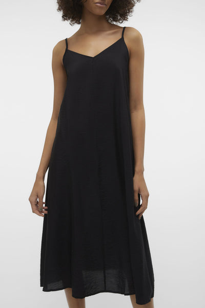 Zwarte midi-jurk van Vero Moda, losse pasvorm, met dunne bandjes en subtiele textuur.