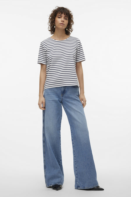 T-shirt à rayures bleues et blanches de VERO MODA, porté avec un jean large bleu.