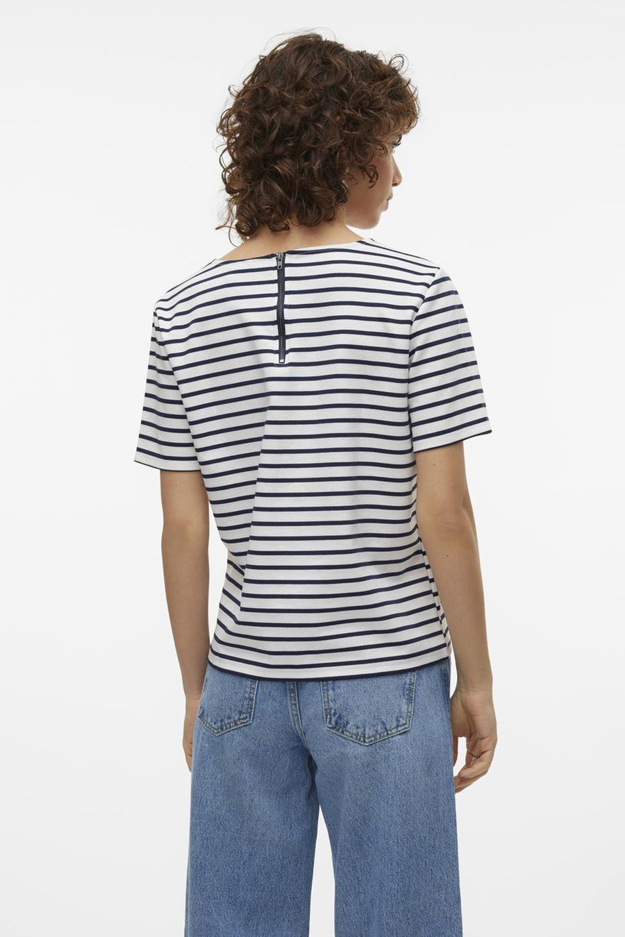 Blauw gestreept T-shirt van Vero Moda, met ritssluiting aan de achterkant en gedragen met een blauwe jeans.
