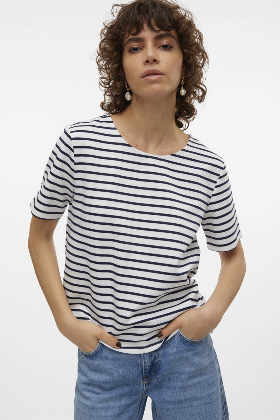 Blauw-wit gestreept T-shirt van Vero Moda, gedragen met een spijkerbroek en lange oorbellen.