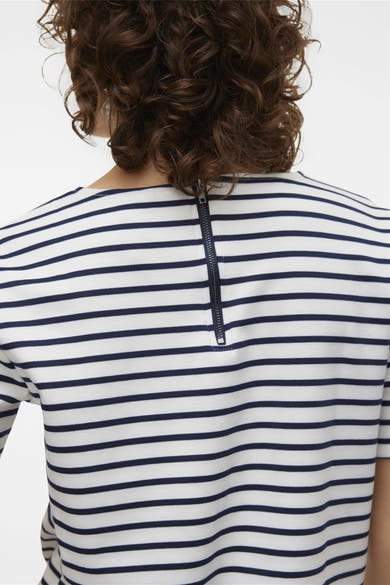 Blauw-wit gestreept T-shirt van VERO MODA®, met zichtbare ritssluiting op de rug.