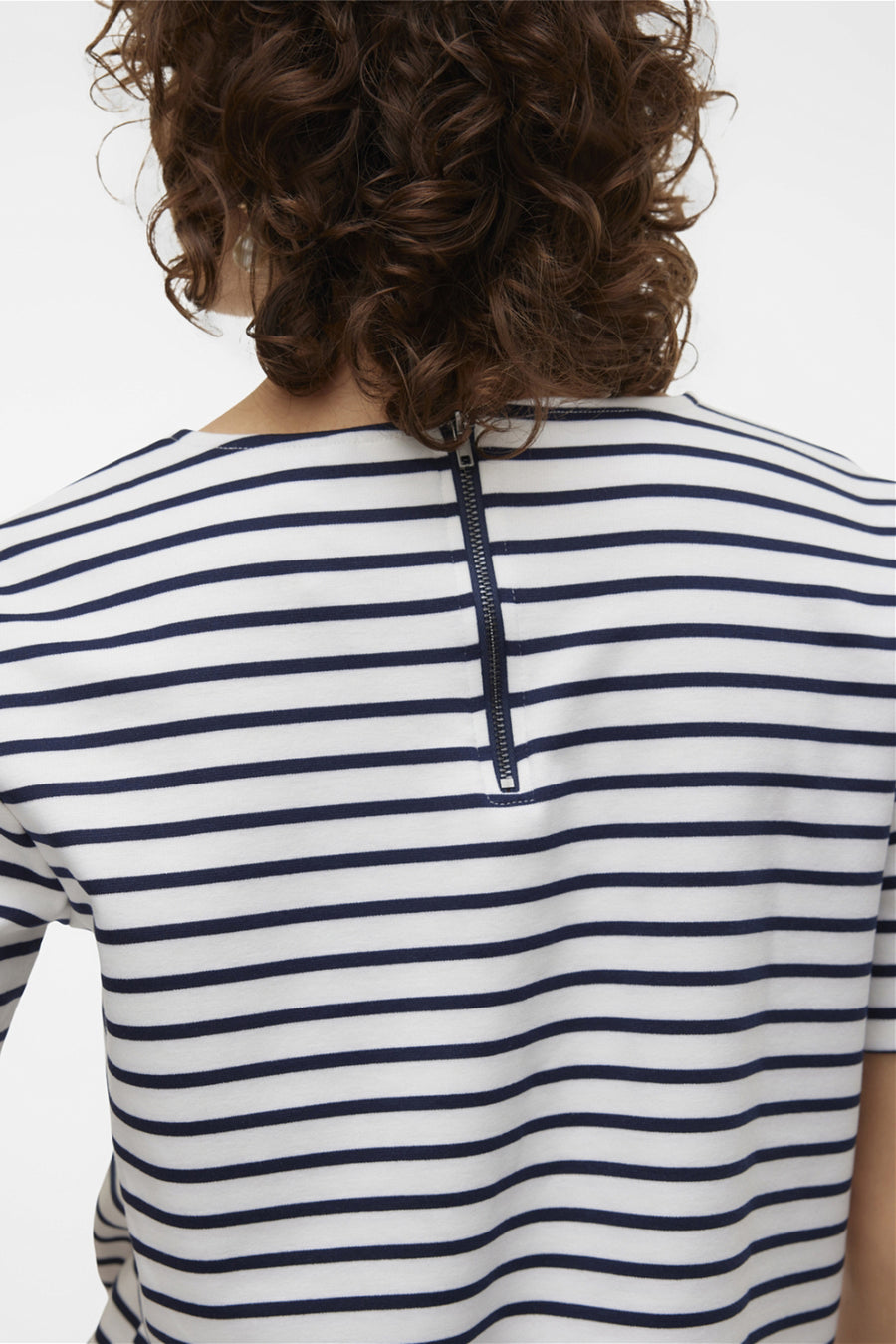 Blauw-wit gestreept T-shirt van VERO MODA®, met zichtbare ritssluiting op de rug.