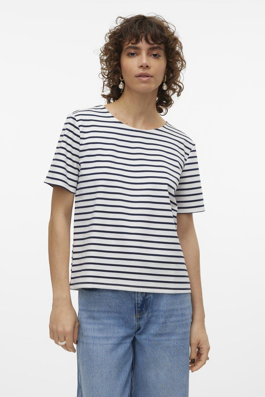 Blauw-wit gestreept T-shirt van VERO MODA®, gedragen met een lichtblauwe jeans