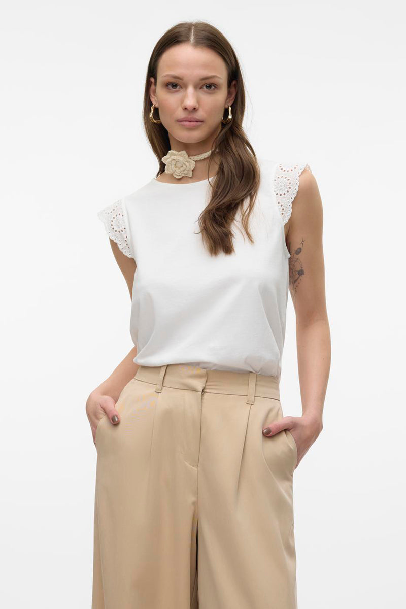 T-shirt blanc à manches courtes de VERO MODA avec bordure en dentelle ajourée et collier décoratif.
