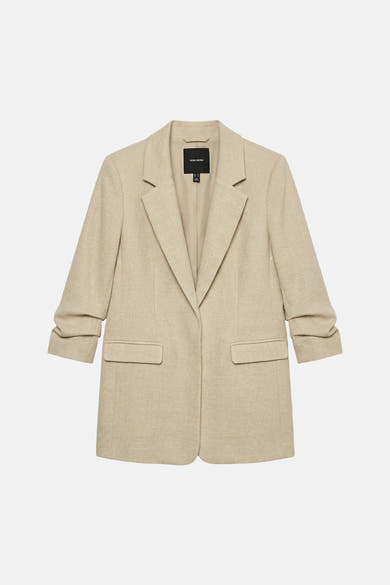 Blazer écru de VERO MODA en tissu texturé avec les manches retroussées et des poches plaquées, présenté à plat.