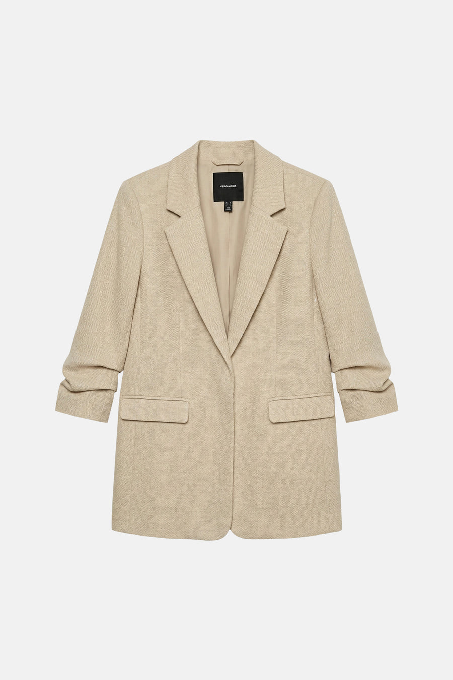Blazer écru de VERO MODA en tissu texturé avec les manches retroussées et des poches plaquées, présenté à plat.