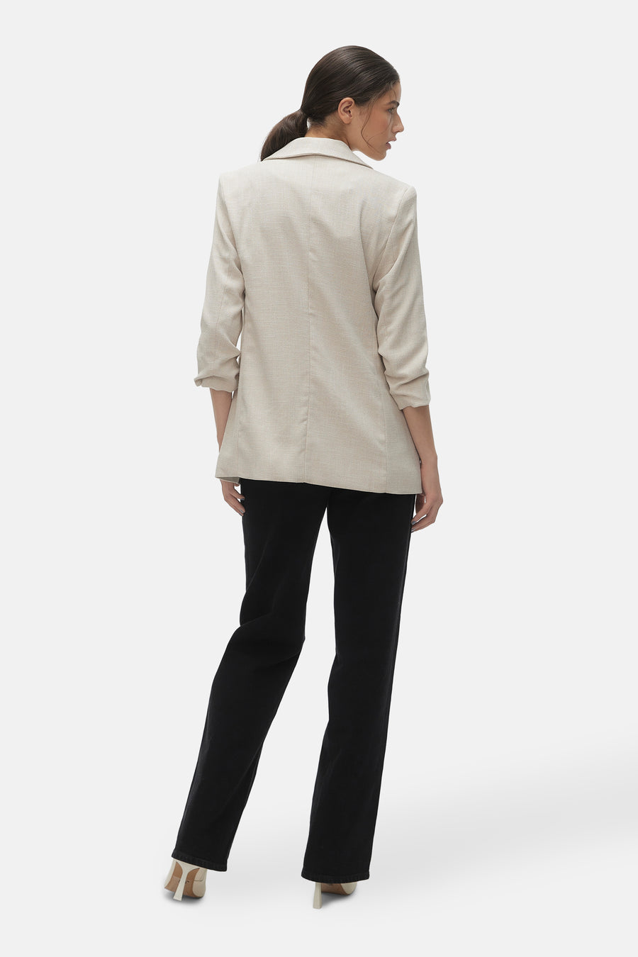 Blazer écru de VERO MODA, porté avec un pantalon noir, vue de dos.