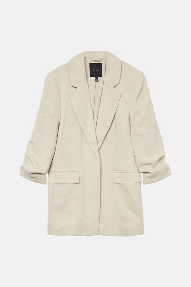 Blazer écru de VERO MODA avec manches trois-quarts froncées et poches à rabat.