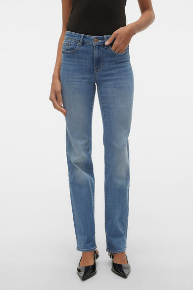 Jean droit bleu de VERO MODA, porté avec un haut noir et des escarpins vernis noirs.