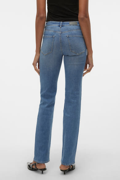 Blauwe rechte jeans van VERO MODA, met achterzakken, gedragen met een zwarte top en zwarte pumps.