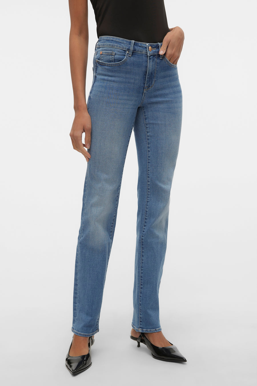 Blauwe rechte jeans van VERO MODA, gedragen met zwarte lakpinnenhakken.