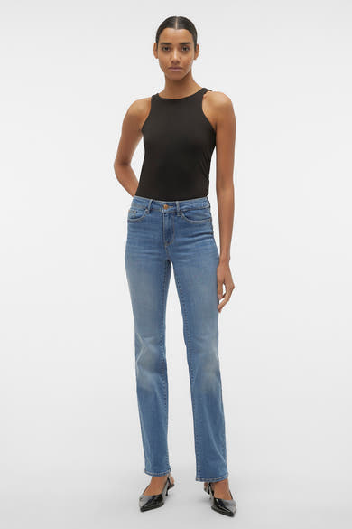 Blauwe rechte jeans van VERO MODA, gedragen met een mouwloze zwarte top en zwarte lakpumps.