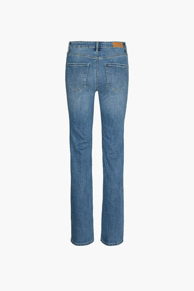 Blauwe rechte jeans van VERO MODA, met achterzakken en riemlussen, op een witte achtergrond.