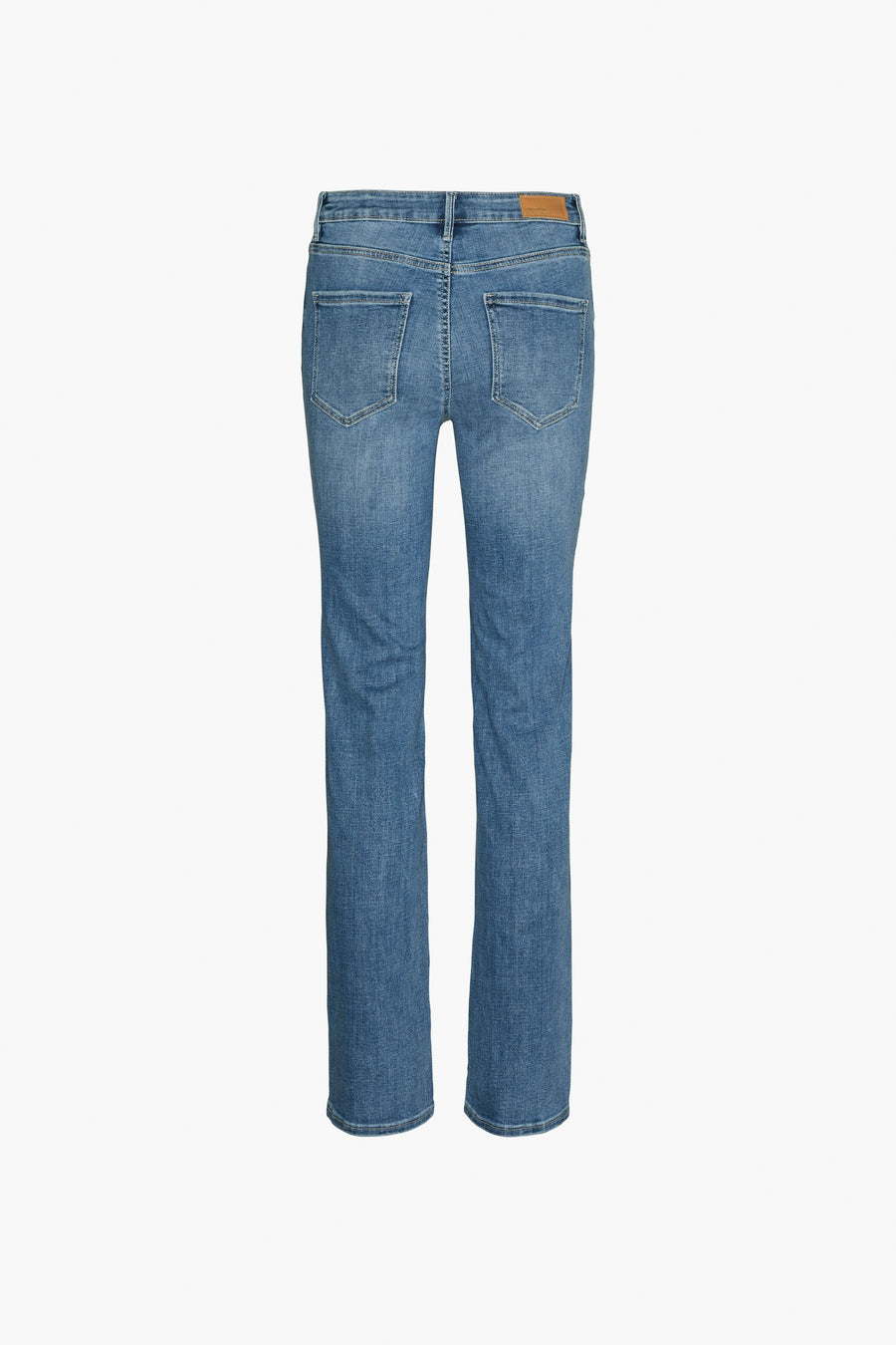 Blauwe rechte jeans van VERO MODA, met achterzakken en riemlussen, op een witte achtergrond.