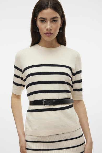 Pull écru à rayures horizontales par VERO MODA, porté avec une ceinture noire fine et des boucles d'oreilles pendantes.
