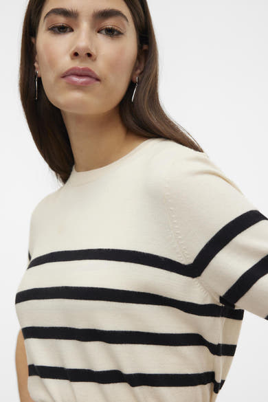 Pull à col rond écru de VERO MODA®, à rayures horizontales noires.
