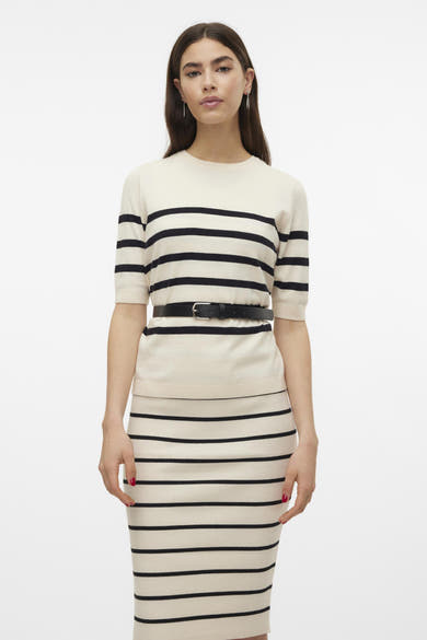 Pull écru à rayures by VERO MODA®, porté avec une ceinture noire et une jupe assortie.
