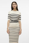 Pull écru à rayures by VERO MODA®, porté avec une ceinture noire et une jupe assortie.