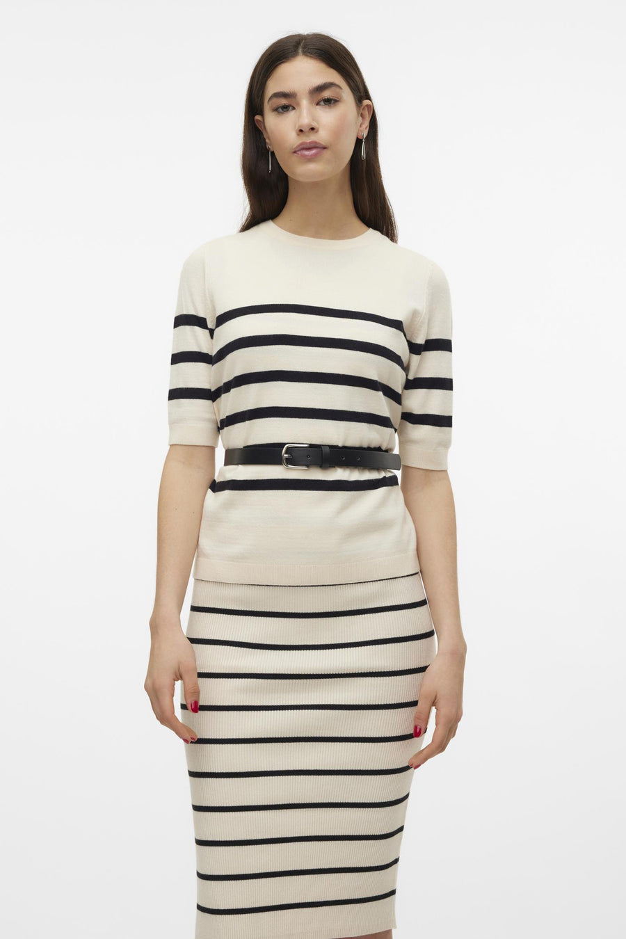 Pull écru à rayures by VERO MODA®, porté avec une ceinture noire et une jupe assortie.