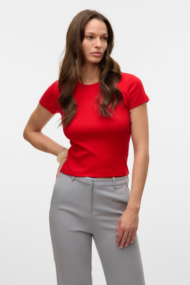 T-shirt rouge à manches courtes de VERO MODA, porté avec un pantalon gris uni.