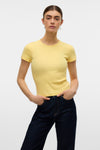 T-shirt jaune à manches courtes de Vero Moda, porté avec un jean taille haute uni.