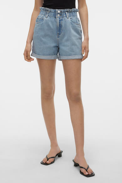 Short en denim bleu clair de Vero Moda, avec une taille élastique et des ourlets retroussés.