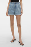 Short en denim bleu clair de Vero Moda, avec une taille élastique et des ourlets retroussés.