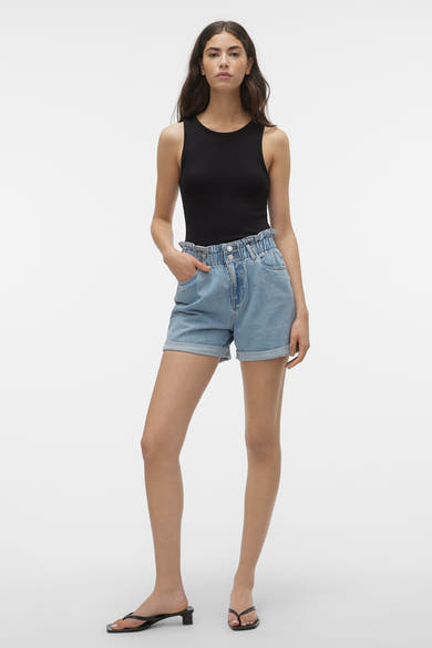 Short en denim bleu clair de VERO MODA, avec taille haute élastique et ourlet roulé.
