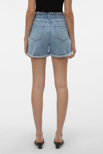 Short en denim bleu clair de VERO MODA, avec taille élastique et ourlets roulés, vue de dos.
