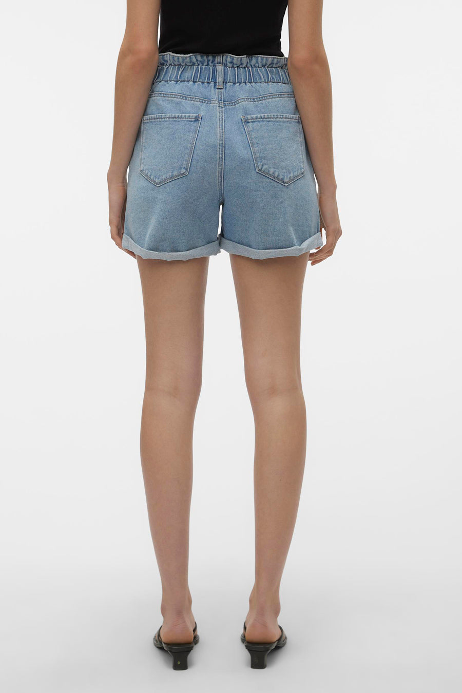 Short en denim bleu clair de VERO MODA, avec taille élastique et ourlets roulés, vue de dos.
