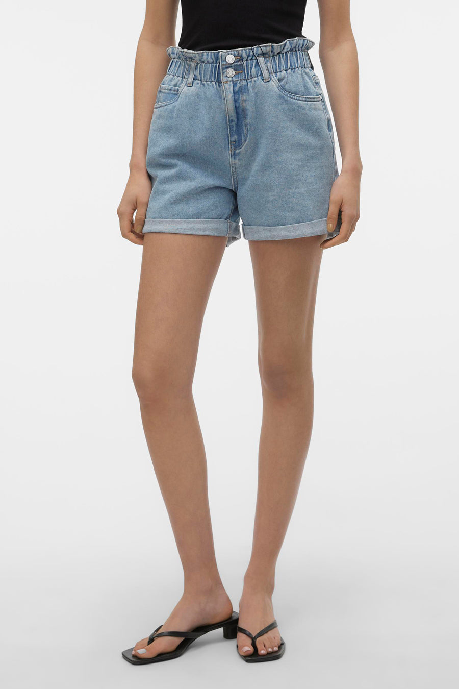 Short en denim bleu clair de VERO MODA, avec taille haute froncée et ourlets retroussés.