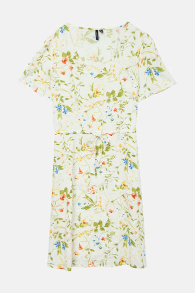 Robe à manches courtes multicolore de VERO MODA ornée d'un motif floral sur fond blanc.