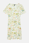 Robe à manches courtes multicolore de VERO MODA ornée d'un motif floral sur fond blanc.