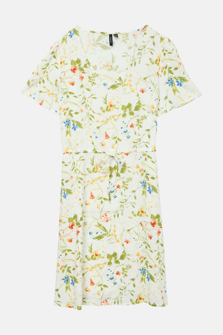 Robe à manches courtes multicolore de VERO MODA ornée d'un motif floral sur fond blanc.