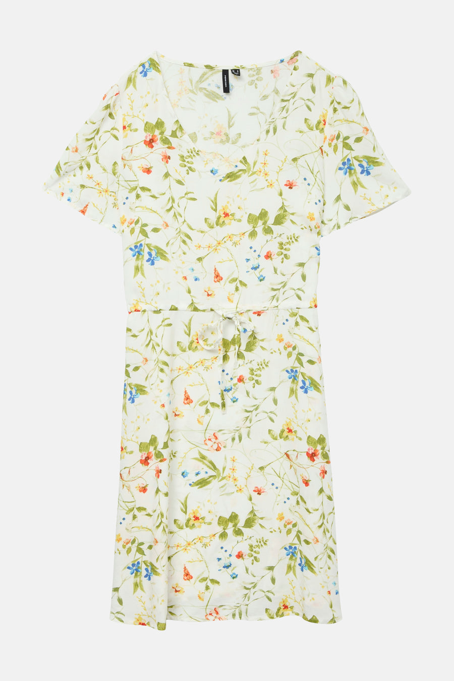 Robe à manches courtes multicolore de VERO MODA ornée d'un motif floral sur fond blanc.