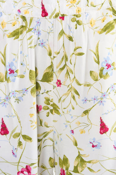 Short multicolore de VERO MODA avec motif floral sur fond blanc, des fleurs rouges, bleues et jaunes et des feuilles vertes, et des plis.