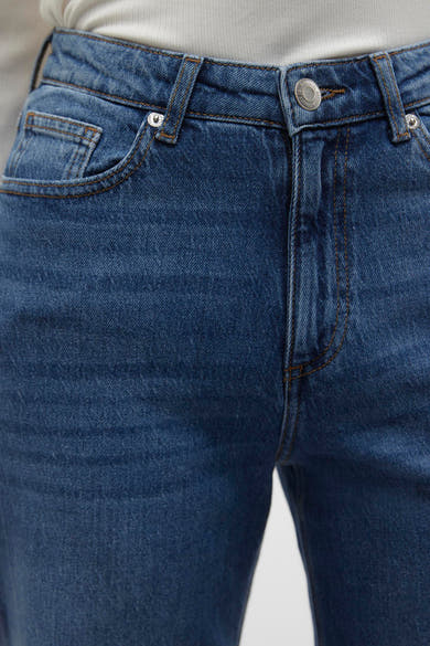 Jean large en denim bleu moyen de VERO MODA, avec poche gousset et surpiqûres contrastées.