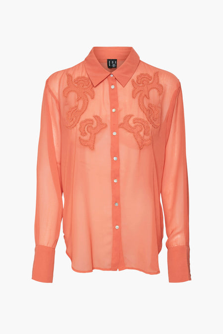 Koraalkleurig overhemd met lange mouwen van VERO MODA, versierd met geborduurde motieven aan de voorkant.