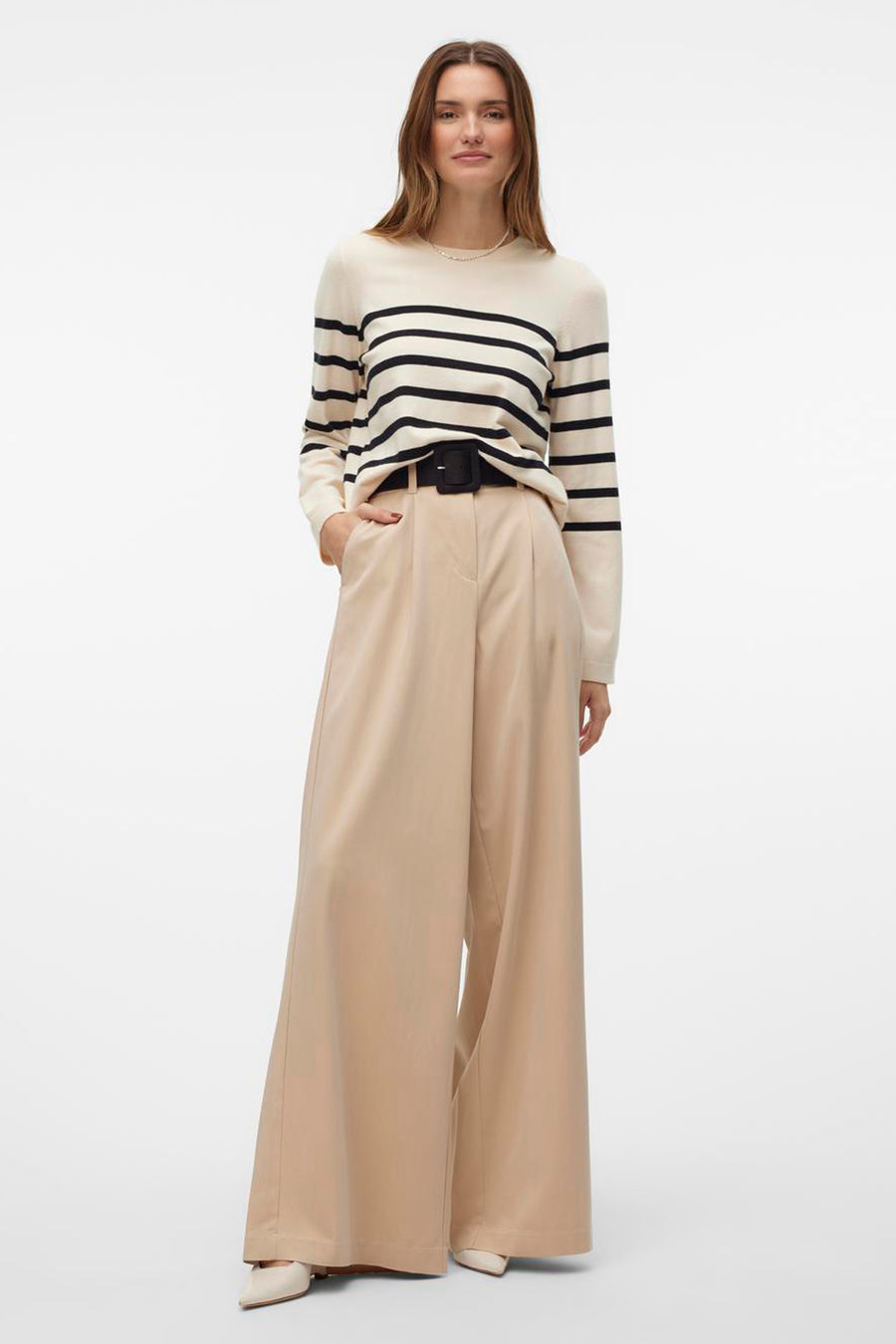 Pull à col rond écru de VERO MODA, à rayures horizontales noires, porté avec un pantalon large beige et une ceinture noire.