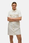 Robe beige de VERO MODA, boutonnée sur toute la longueur, avec des poches à rabat.