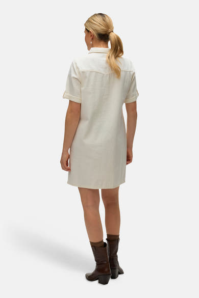 Robe beige de VERO MODA®, vue de dos, portée avec des bottes marron et des chaussettes marron.